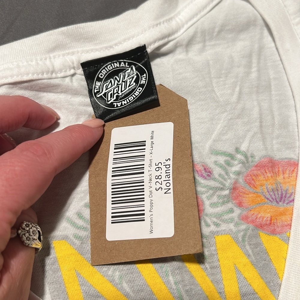 Santa Cruz women’s v-neck Tee - Picture 4 of 5